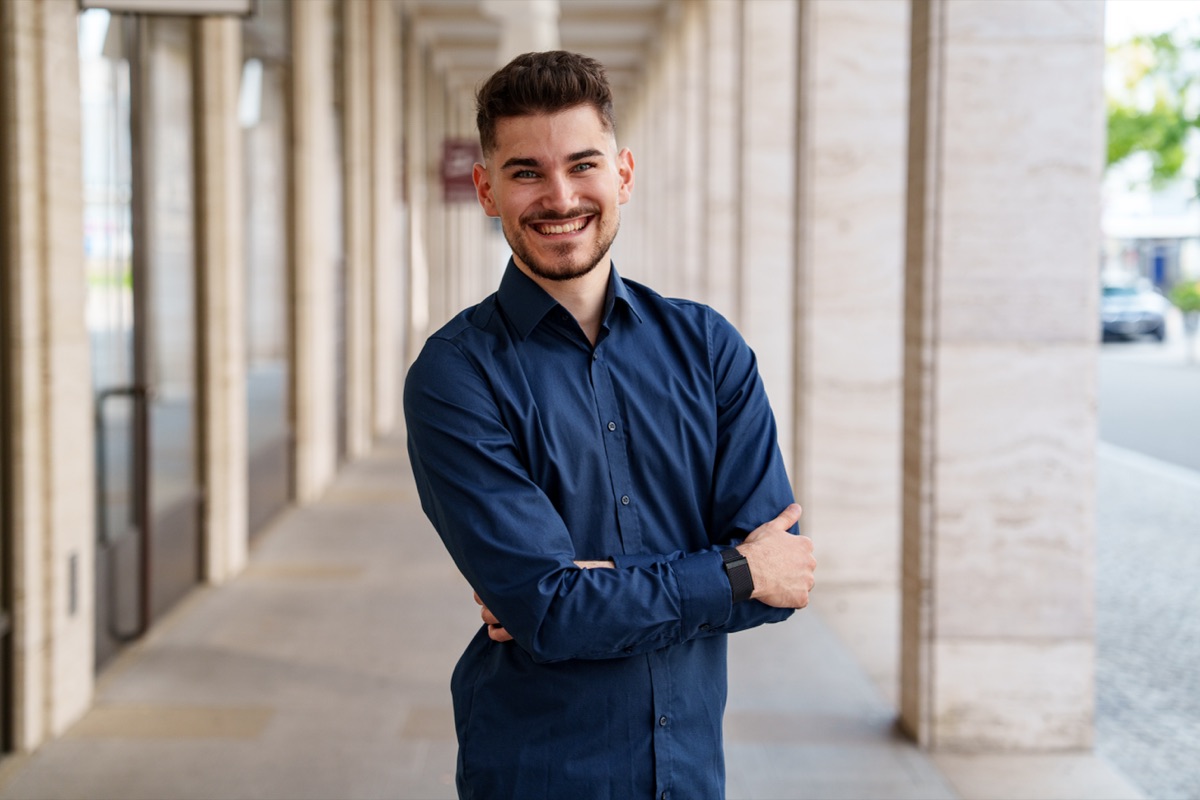 Moritz Benner mit Laptop in der Hand