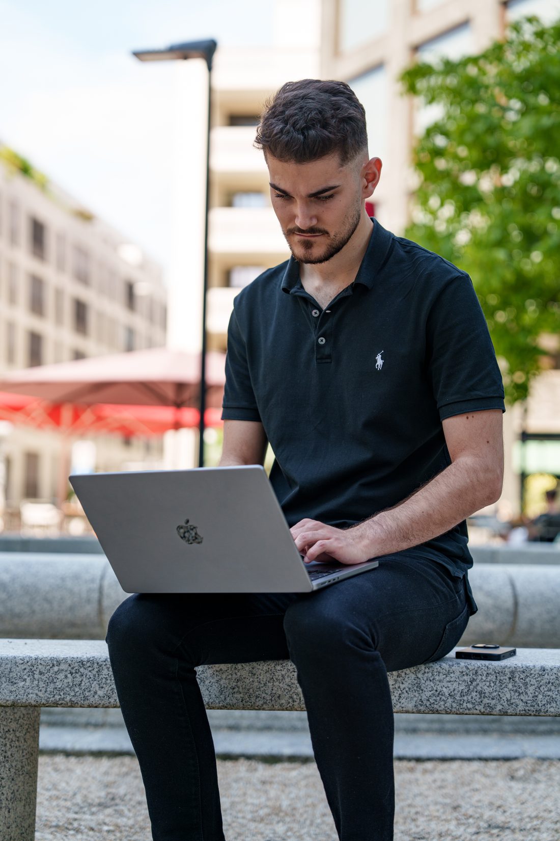 Moritz Benner arbeitet konzentriert am Laptop