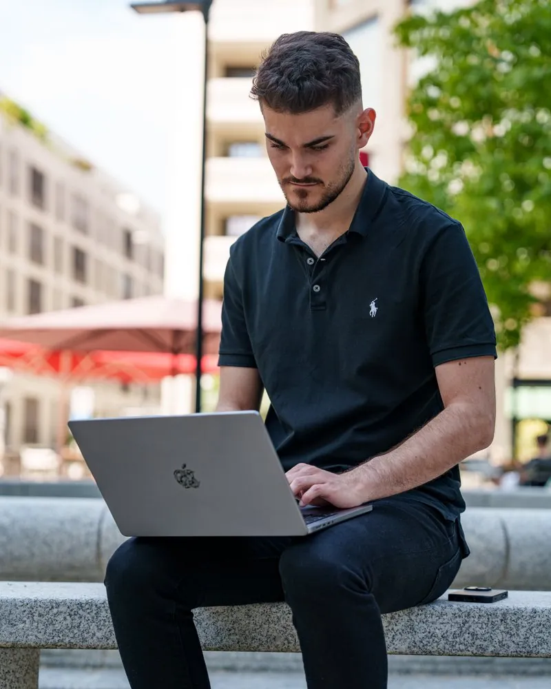 Moritz Benner arbeitet am Laptop